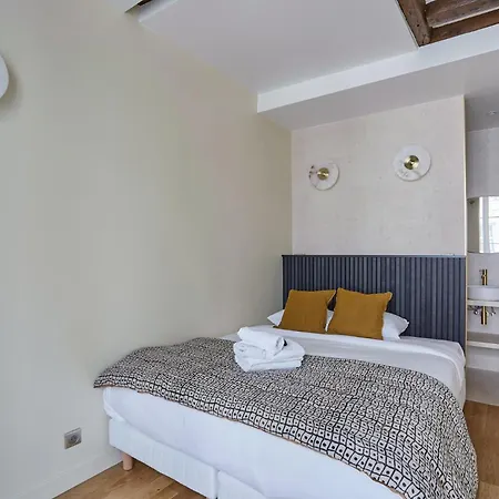 Apartment Center Of By Prestige Paris