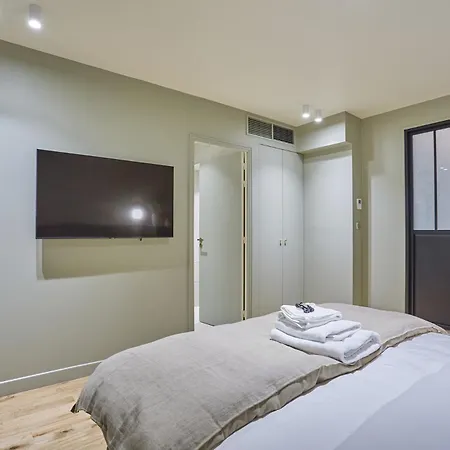 Center Of By Prestige Apartment *